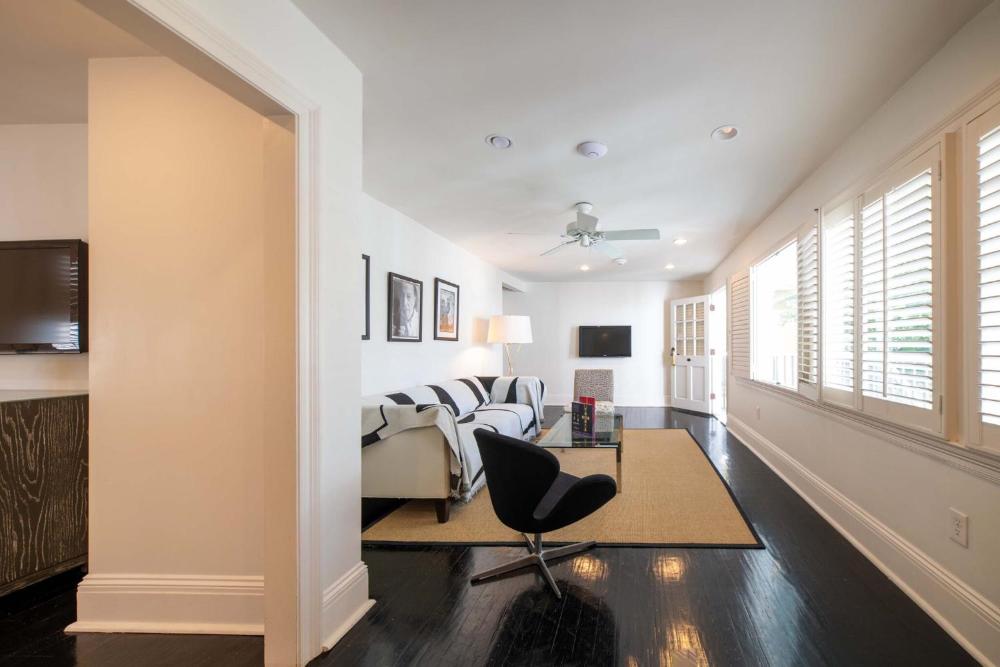 Superior King Room interior