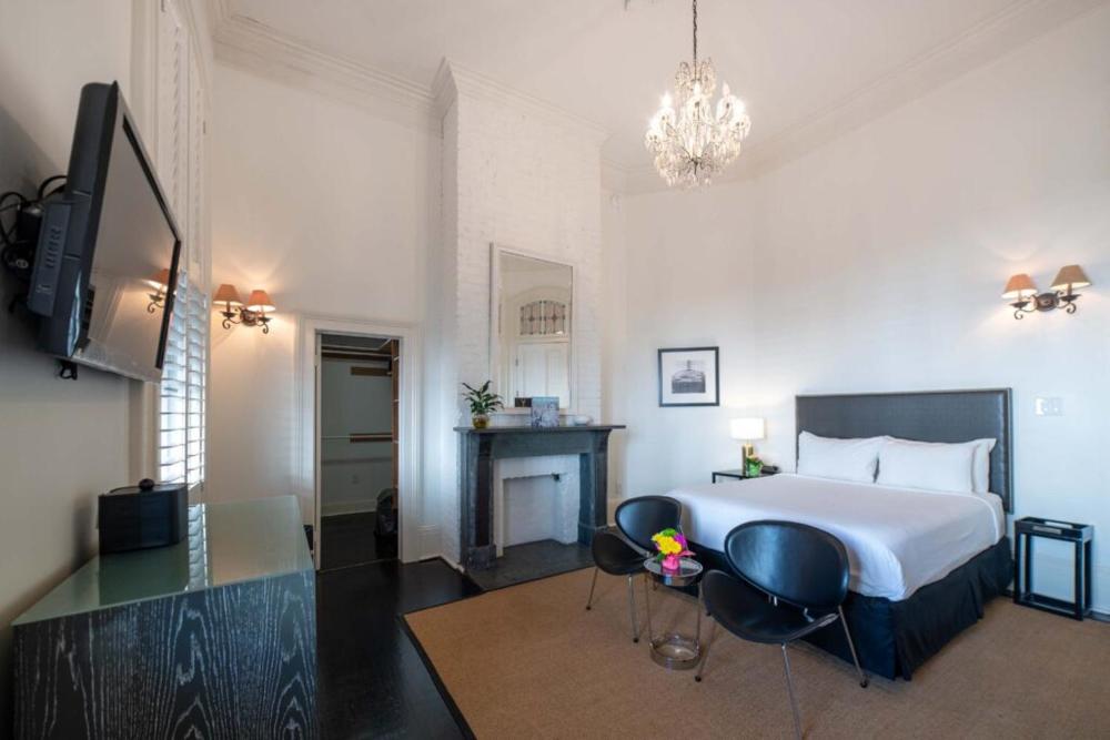 Deluxe Queen Room interior